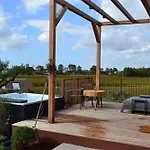 Glamping Alvearium Alturis مزرعة للإقامة