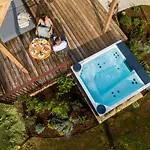 Glamping Alvearium Alturis مزرعة للإقامة